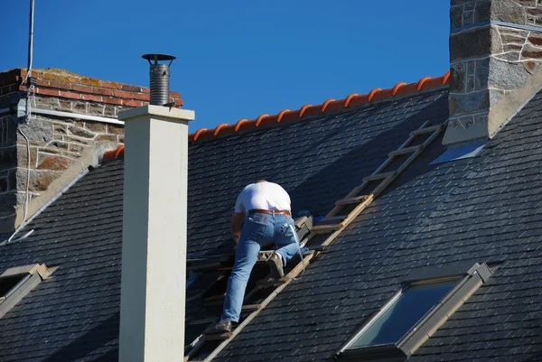 Roofer trabajando al lado de la chimenea — Foto de Stock