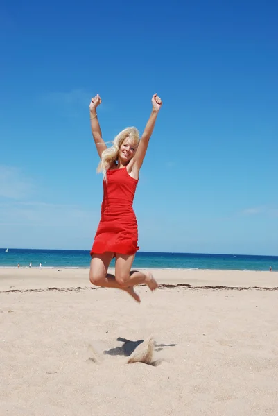 Donna Che Salta Sulla Spiaggia — Foto Stock