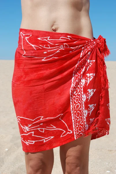 Femme en paréo rouge sur la plage — Photo