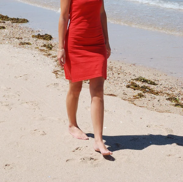 在海滩上的女人 — 图库照片
