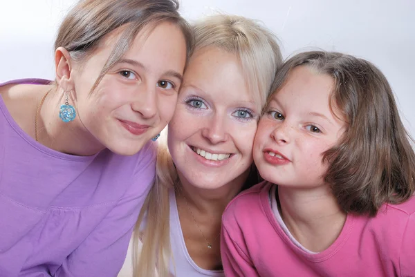 Una madre e le sue giovani figlie — Foto Stock
