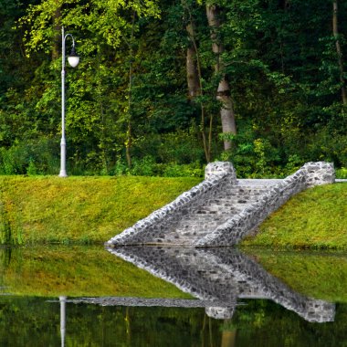 suya yansıyan bir taş merdiven