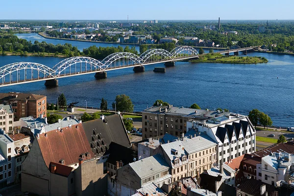 Riga, Letonia, paisaje urbano de la iglesia de San Pedro —  Fotos de Stock
