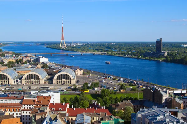 Riga, Letonia, paisaje urbano de la iglesia de San Pedro — Foto de Stock