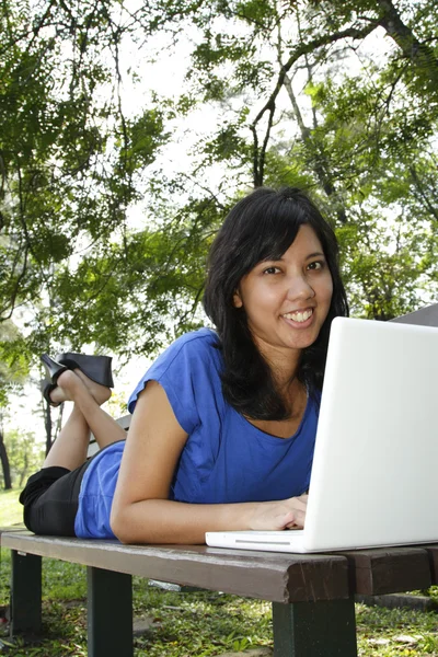 Mulher com laptop — Fotografia de Stock