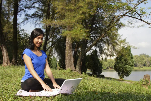 在公园的笔记本电脑的女人 — 图库照片