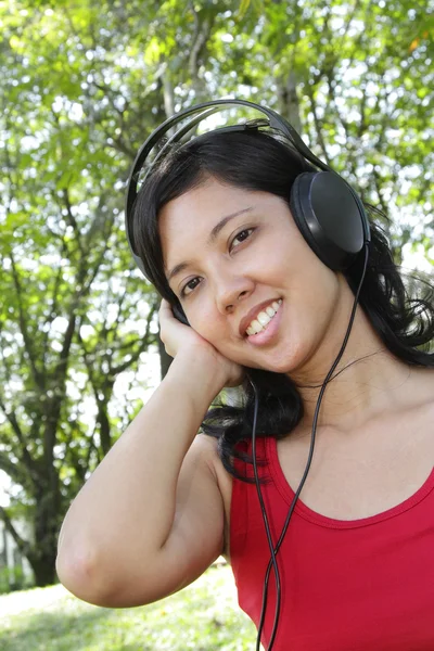 Γυναίκα ακούγοντας μουσική — Φωτογραφία Αρχείου
