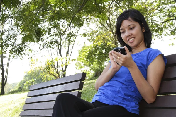 Kobieta za pomocą telefonów komórkowych — Zdjęcie stockowe
