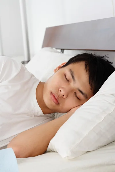 Μια Ασιατική Άνθρωπο Στον Ύπνο Ένα Κρεβάτι — Φωτογραφία Αρχείου
