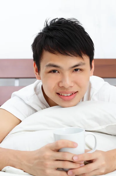 Asiatisk Man Har Lite Kaffe Sängen — Stockfoto