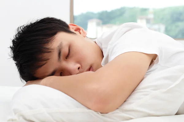 Μια Ασιατική Άνθρωπο Στον Ύπνο Ένα Κρεβάτι — Φωτογραφία Αρχείου