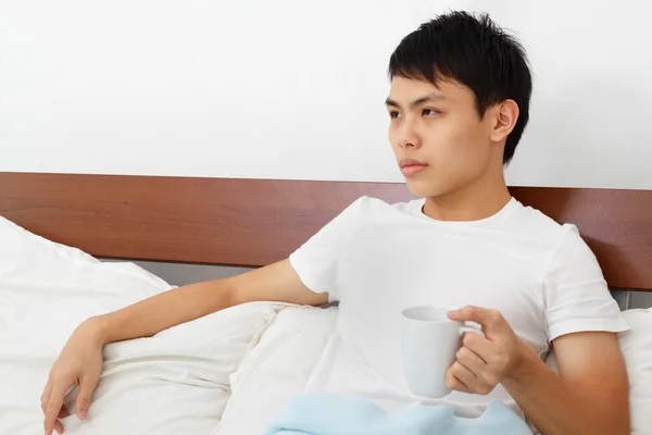 Een Aziatische Man Drinken Koffie Bed — Stockfoto