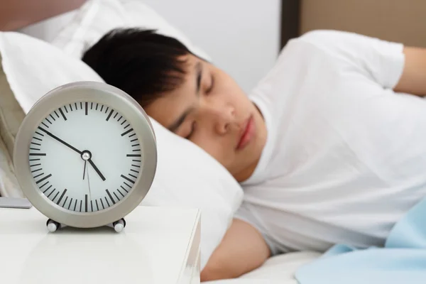Сплячий чоловік з годинником — стокове фото