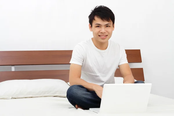Azjatycki Człowiek Łóżku Laptopem — Zdjęcie stockowe