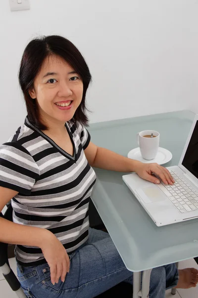 Asijské Ženy Pracovat Doma — Stock fotografie