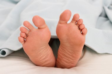 Bir kadının ayakları altında bir battaniye