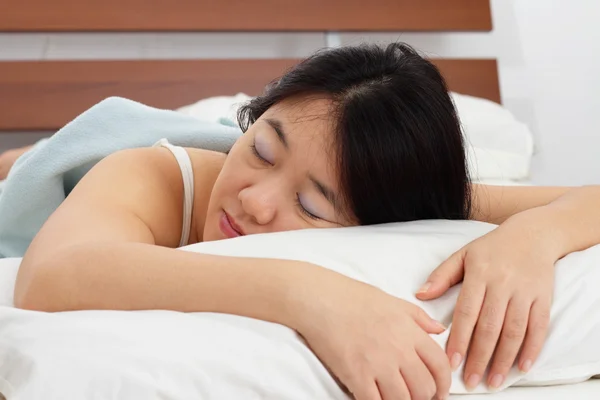 Asiatisk Kvinna Som Sover Liggande — Stockfoto