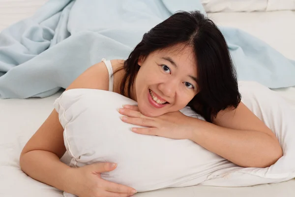 亚洲女人躺在床上 — 图库照片