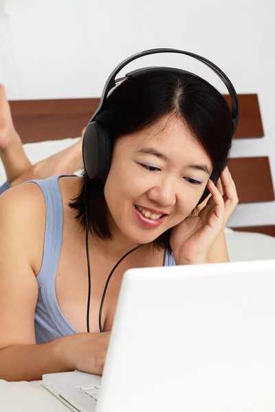 Азиатка Слушает Музыку Ноутбуке — стоковое фото