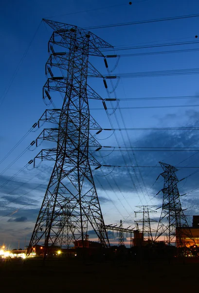 Pilones Electricidad Frente Una Central Eléctrica Atardecer — Foto de Stock