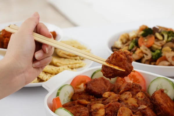 Una Mujer Sosteniendo Trozo Carne Pollo Con Palillos — Foto de Stock