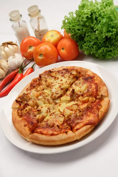Pizza e ingredientes — Fotografia de Stock