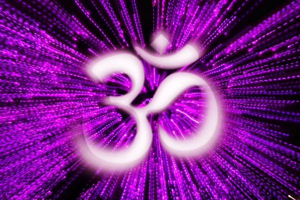 梵文字符 发光的灯的略带紫色条纹中心 — 图库照片