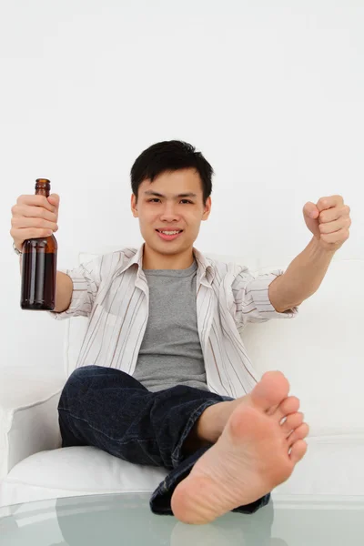 Man met bier — Stockfoto