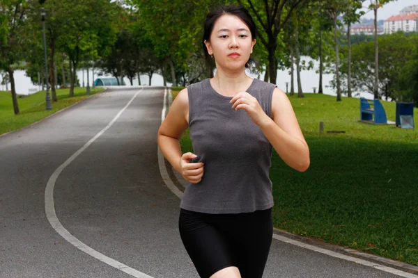 Kvinnlig joggning — Stockfoto