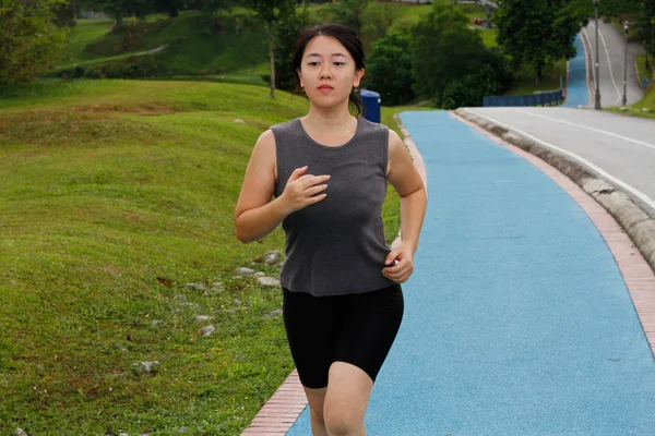 Kvinnlig joggning — Stockfoto