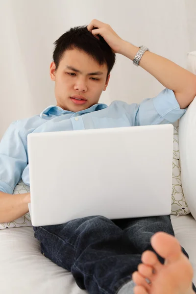 Uomo confuso con laptop — Foto Stock
