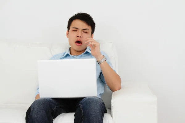 Homem com laptop e bocejo — Fotografia de Stock