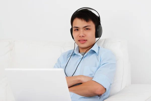Człowiek z słuchawki i laptopa — Zdjęcie stockowe