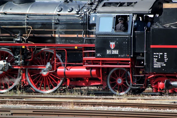 Чёрно-красный локомотив — стоковое фото