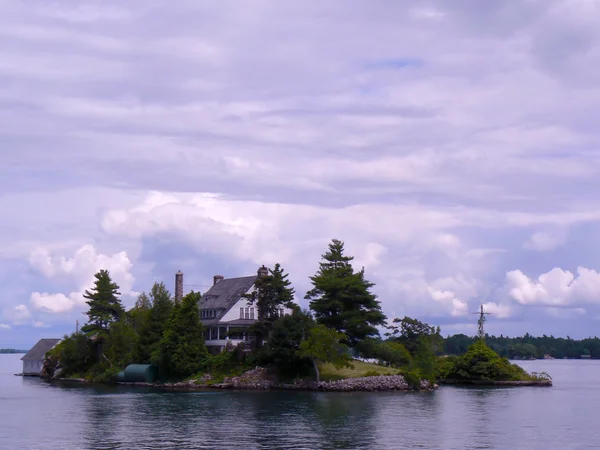 Inseln und Kreuz auf tausend Inseln, Ontariosee, Kanada — Stockfoto