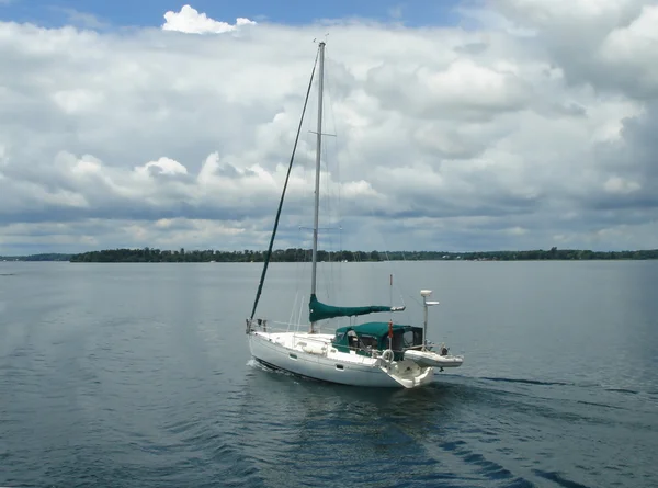 Liten båt på sjön ontario, Kanada — Stockfoto
