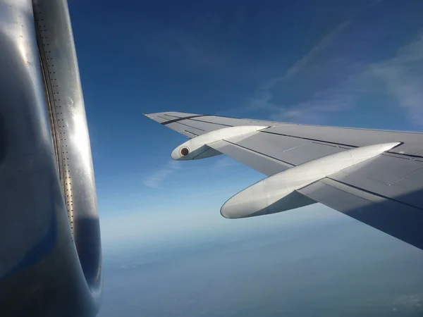 Крыло и двигатель летающего самолета — стоковое фото