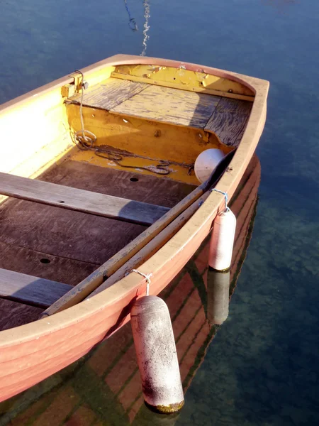 Старий червоний човен — стокове фото