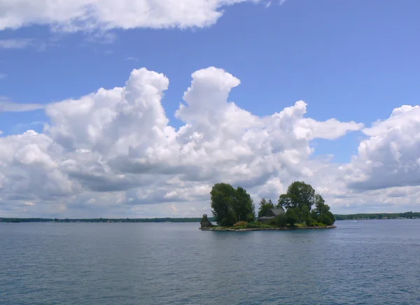Island with a house on Ontario lake, Canada — Stock Photo, Image