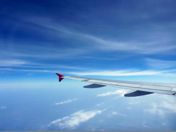 Flügel eines am Himmel fliegenden Flugzeugs — Stockfoto