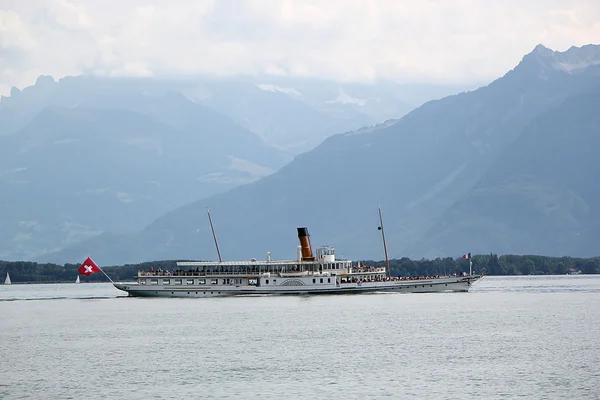 Antiguo barco de vapor en el lago de Ginebra, Suiza — Foto de Stock
