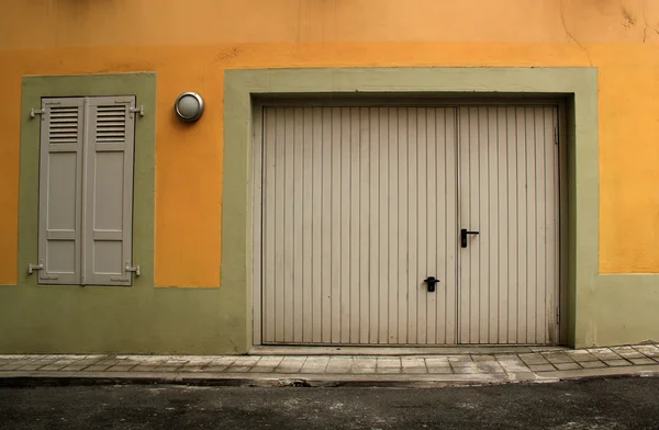 Kapalı garaj kapısı — Stok fotoğraf