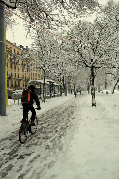 City biker in the snow — Stock Photo, Image