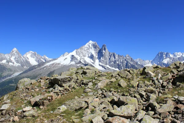 Vista Maciço Mont Blanc Montanha Atrás Dos Lotes Das Pedras — Fotografia de Stock
