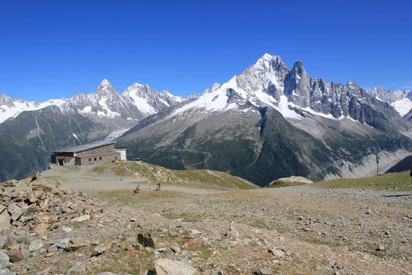 Mont Blanc 在晴朗的好天气 夏蒙尼 法国山中的小房子后面的视图 — 图库照片