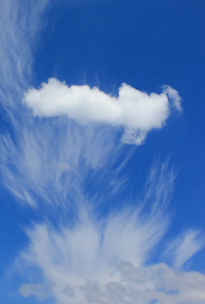 Vreemde Wolken Een Diep Blauwe Hemel — Stockfoto