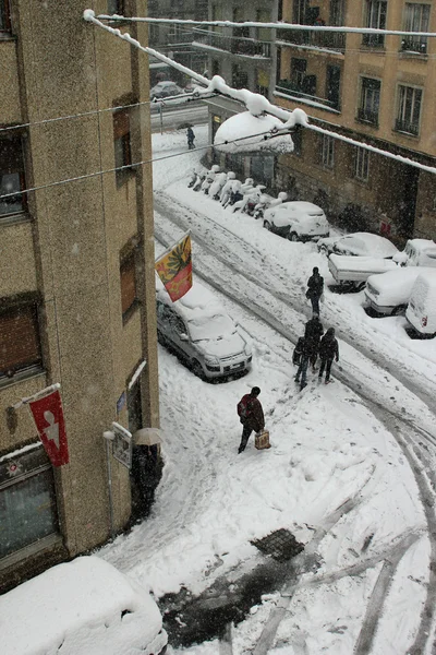 Camminatori Strada Con Auto Coperte Neve Neve Freddo Ginevra Svizzera — Foto Stock