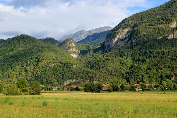 Paesaggio con montagne, boschi, case in Francia — Foto Stock