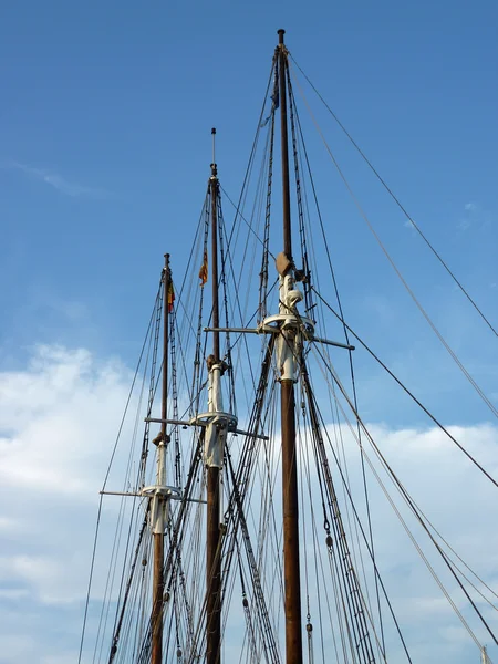 三帆柱的历史船和 Coulds 和蓝色的天空 — 图库照片