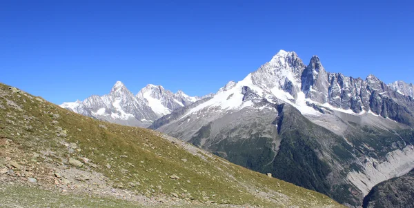 Mont Blanc 在晴朗的好天气 夏蒙尼 法国山中的小房子后面的视图 — 图库照片